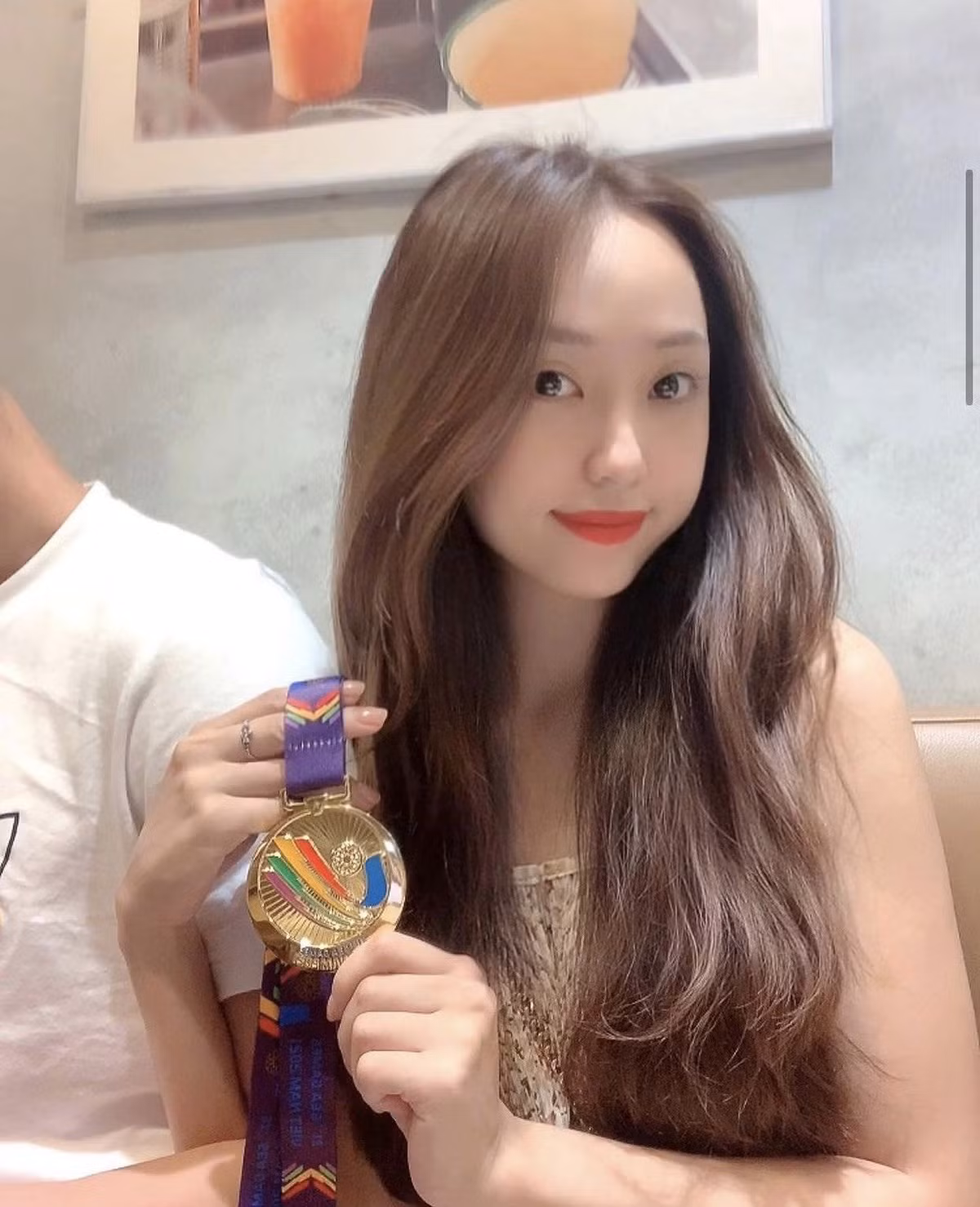 Người đẹp cũng rất tự hào về bạn trai với tấm huy chương vàng HCV SEA Games 2021. Văn Chuẩn là thủ môn số hai của U23 Việt Nam tại giải đấu trên sân nhà.