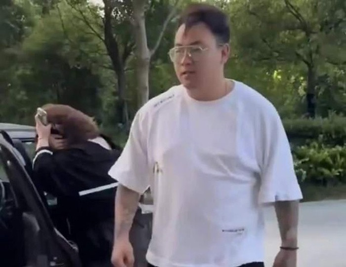 Người đàn ông đem theo bạn gái mới đến phục kích, đánh 'tơi tả' bạn gái cũ - Hình 2 Nguoi dan ong dem theo ban gai moi den phuc kich, danh 'toi ta' ban gai cu-Hinh-2