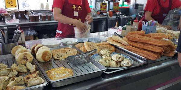 Quan an Dai Loan cam khach hang hon 18 tuoi goi chu quan la “co”-Hinh-2