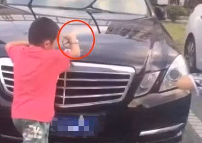 2 con trai 'be trui' loat logo tren xe sang, ong bo ung xu 'cuc ngot'