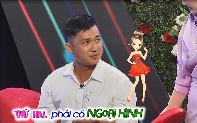“Em có hai mối tình chính thức, một mối tình 5 năm, một mối tình 1 năm. Mối tình đầu tiên hai đứa giận nhau xong hòa hợp nên kéo dài 5 năm. Khúc cuối mối tình hai người giận nhau 1 tháng, lúc đó em vẫn chưa quen ai còn người đó có qua lại với bạn bè vô tình nảy sinh tình cảm nhưng em không biết. Em tưởng chỉ giận hờn rồi hàn gắn lại và sau một thời gian em phát hiện bạn có người khác. Em cũng có tiếc nuối vì cả hai hiểu nhau nhiều. Em thích người nói nhiều vì em cũng có tâm sự nhưng lại ít nói. Em muốn bạn gái đầu tiên phải chung tình, thứ hai phải có ngoại hình và siêng năng”, anh chàng điển trai thật thà.