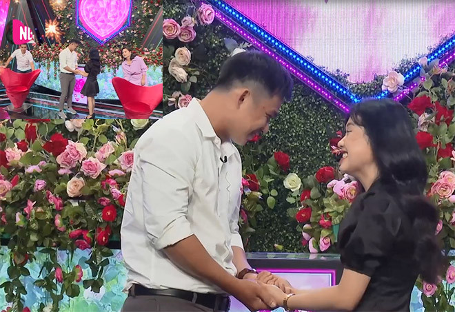 Sau khi nắm tay trao cảm xúc, đàng gái nhanh nhẹn nhờ ông bà mối bấm nút cho cả hai. Cô nữ sinh báo chí xúc động nắm tay bạn trai khoe với bố mẹ ở nhà rằng: “Bố mẹ ơi, con có người yêu rồi” khiến cả trường quay vô cùng thích thú.