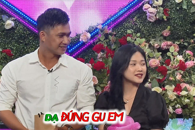 Vừa mở rào, cặp đôi trai tài gái sắc đã trúng tiếng sét ái tình với người đối diện vì “đúng gu”. Sự chín chắn, trưởng thành và chủ động của nữ sinh báo chí khiến cả hai trò chuyện rất thoải mái.