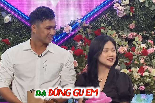 Vừa mở rào, cặp đôi trai tài gái sắc đã trúng tiếng sét ái tình với người đối diện vì “đúng gu”. Sự chín chắn, trưởng thành và chủ động của nữ sinh báo chí khiến cả hai trò chuyện rất thoải mái.