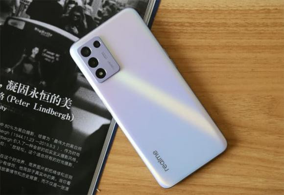 4 dien thoai di dong phu hop voi cha me vao nam 2022