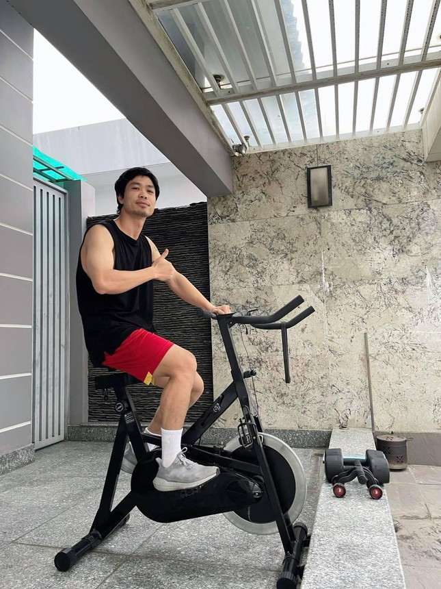 Dù không chia sẻ hình ảnh ngôi nhà của mình nhưng qua những bức ảnh nam cầu thủ đăng tải có thể thấy nội thất bên trong rất tiện nghi.