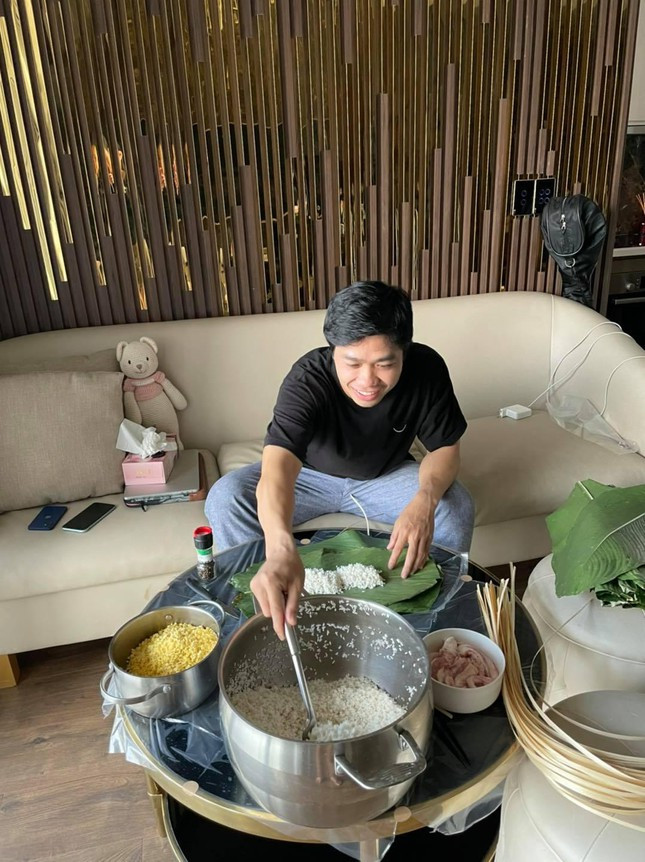 Phòng khách với thiết kế hiện đại nhưng vẫn ấm cúng, đơn giản.