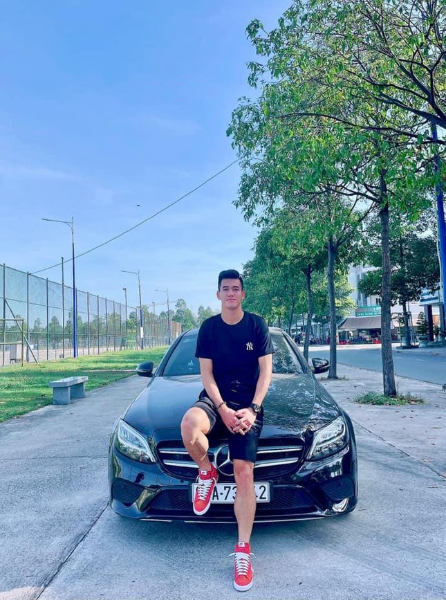 Trước đó, Tiến Linh cũng mạnh tay chi tiền tỷ để mua chiếc Mercedes-Benz C200 đời mới nhất.