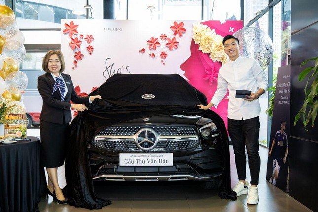 Cuối năm 2020, Đoàn Văn Hậu đã chi mạnh tay để sở hữu chiếc xe Mercedes-Benz GLC 300 trị giá khoảng 2,5 tỷ đồng.