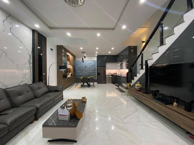 Bên trong căn nhà được chàng cầu thủ đầu tư thiết kế tỉ mỉ với tông màu đen trắng làm chủ đạo.