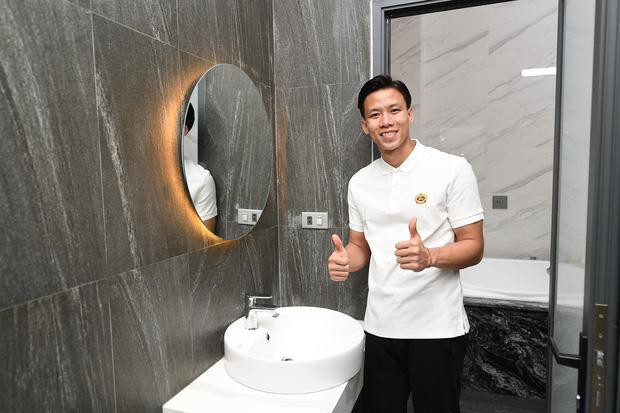 Đặc biệt, anh còn đầu tư hẳn 200 triệu để làm riêng một phòng xông hơi cho vợ con thư giãn. Quang Hải