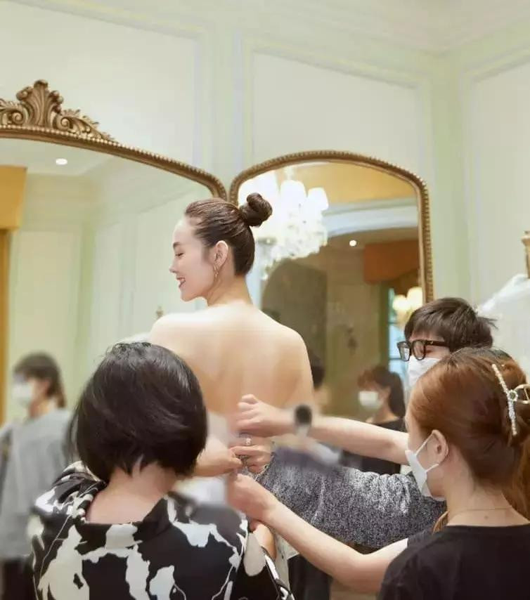 Bo hoa cuoi co gi hot ma nu ca si Minh Hang goi la 'bau vat'?-Hinh-5