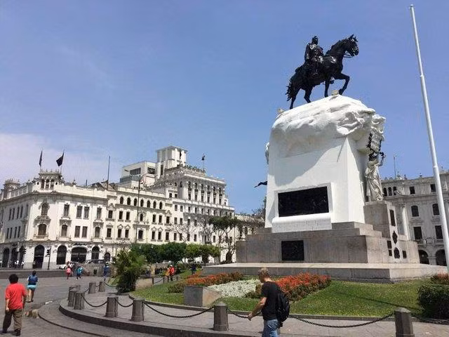 Thủ đô Lima của Peru có biệt danh "thành phố của những vị vua" (La Ciudad de los Reyes). Đây là tên chính thức đầu tiên do nhà thám hiểm Francisco Pizarro lựa chọn, xuất phát từ việc Lima được ông sáng lập trong một kỳ nghỉ lễ quan trọng của người Công giáo, có tên Epiphany, tức "Ngày của ba vị vua".