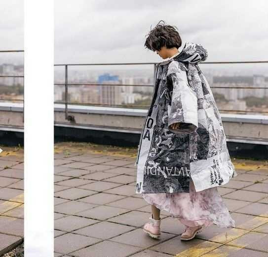 7. Áo mưa làm từ túi ni lông thu gom nơi công cộng. Galina Larina là nhà thiết kế đồ họa, họa sĩ minh họa, nhà nghiên cứu, nhà hoạt động sinh thái và là người sáng tạo ra thương hiệu Plasticdoom. Cô ấy đã chế tạo một chiếc máy nung chảy nhựa và đang tạo ra những bộ quần áo, phụ kiện và đồ trang trí nội thất tiện dụng mới.