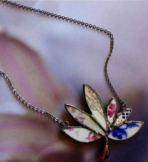 4. Đồ trang sức độc đáo được làm từ những chiếc bát đĩa bị vỡ. Nếu bạn làm vỡ bát đĩa, đừng lo lắng! Có một cách tái chế cực hay. Nhà thiết kế Anya Filippova đã tạo ra đồ trang sức từ các mảnh sứ và mảnh gốm sứ. Và đó là nguồn cảm hứng tuyệt vời cho các ý tưởng mới.