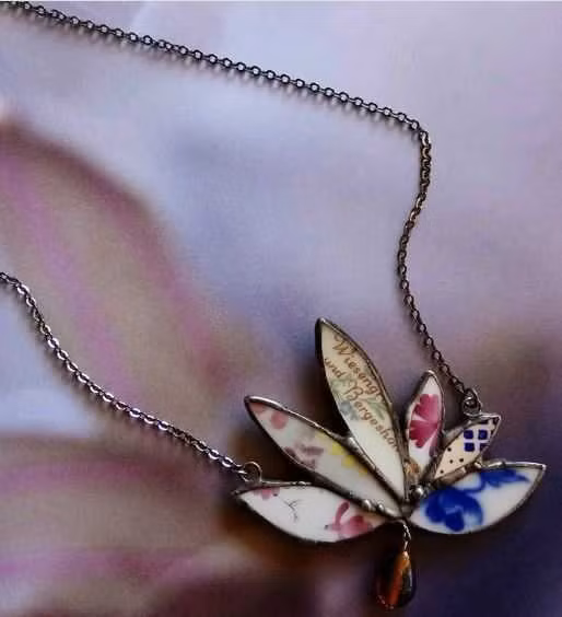 4. Đồ trang sức độc đáo được làm từ những chiếc bát đĩa bị vỡ. Nếu bạn làm vỡ bát đĩa, đừng lo lắng! Có một cách tái chế cực hay. Nhà thiết kế Anya Filippova đã tạo ra đồ trang sức từ các mảnh sứ và mảnh gốm sứ. Và đó là nguồn cảm hứng tuyệt vời cho các ý tưởng mới.