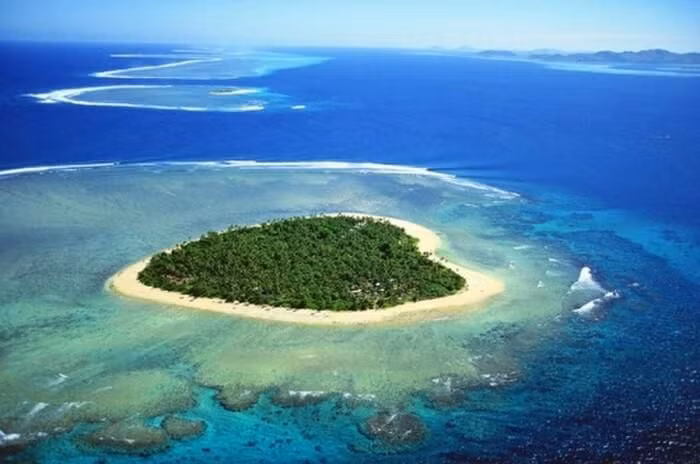 2. Đảo Tavarua hình trái tim - Fiji. Tavarua là một hòn đảo hình trái tim, gần Viti Levu, đảo chính của Fiji. Bao quanh đảo là bãi cát trắng mịn, những rặng san hô đẹp mê hồn. Khi đến đây, du khách có thể lướt sóng, câu cá, lặn biển hoặc chèo thuyền với cơ sở vật chất tiện nghi. Do hòn đảo là một khu resort nên bạn sẽ không cần phải lo lắng về việc ăn uống và thư giãn. Tại đây có đầy đủ các nhà hàng và cơ sở vật chất để phục vụ mọi nhu cầu của khách.
