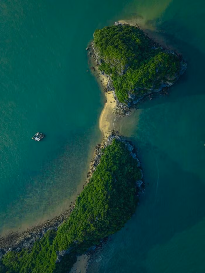 8. Đảo trái tim, Vịnh Lan Hạ, Hải Phòng - Việt Nam. Đây là hòn đảo hình thành từ một khối đá phủ kín cây xanh có hình trái tim, chiều ngang khoảng 160m, chiều dài khoảng 110m, đỉnh cao nhất cách mặt biển khoảng 16m. Ngay dưới phần đuôi đảo là một bãi cát hai mặt biển rộng chừng 10m, dài khoảng 50m nối qua một hòn đảo khác.