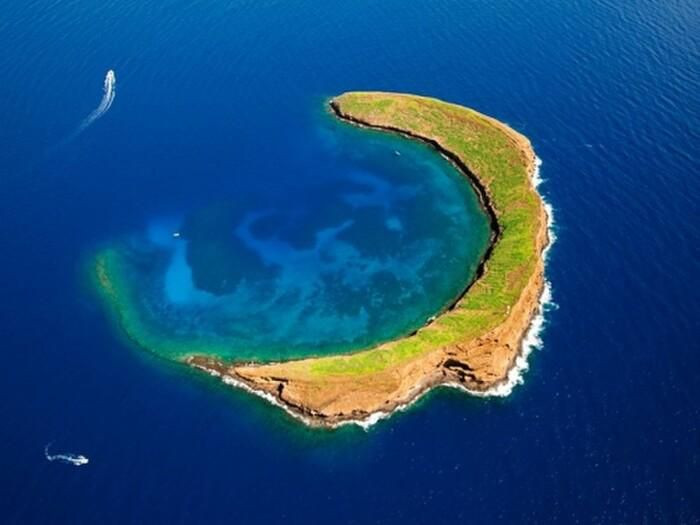 4. Đảo Molokini hình mặt trăng khuyết - Hawaii, Mỹ. Molokini là ngọn núi lửa hình lưỡi liềm do một phần chìm dưới dòng kênh Alalaleiki, nằm giữa đảo Maui và Kaho'olawe. Đảo có rặng san hô tuyệt đẹp và sở hữu hệ động thực vật đa dạng, phong phú. Có hơn 50 loài cây mọc dọc các sườn núi quanh Molokini, hơn 200 loài cá, đặc biệt là loài cá mập voi rất hiếm cùng nhiều loại chim biển đa dạng. Ngoài ra, đây còn là nơi trú ngụ cho tàu thuyền tránh bão.