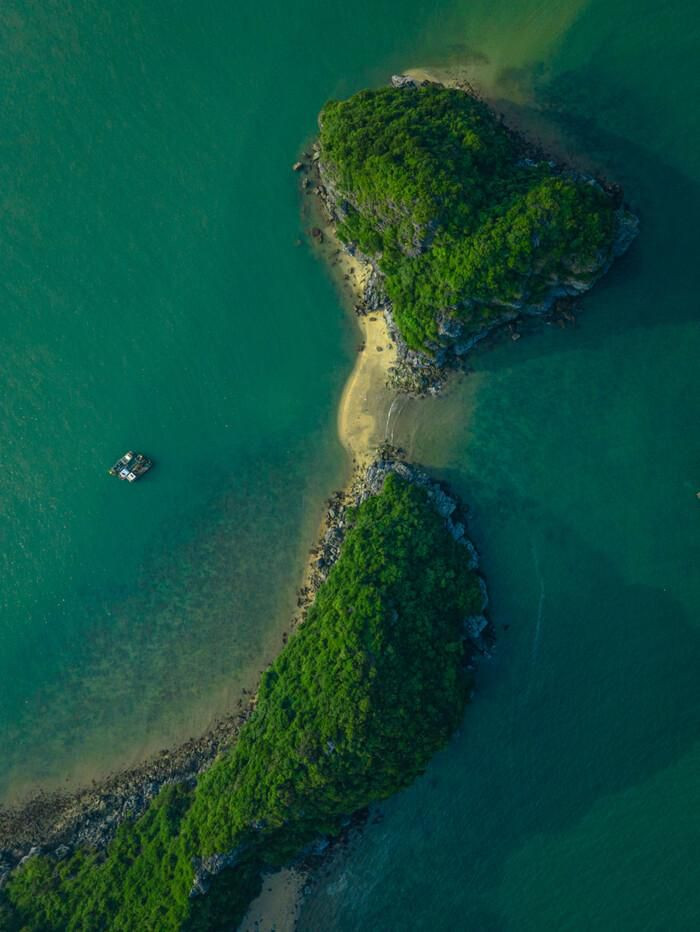 8. Đảo trái tim, Vịnh Lan Hạ, Hải Phòng - Việt Nam. Đây là hòn đảo hình thành từ một khối đá phủ kín cây xanh có hình trái tim, chiều ngang khoảng 160m, chiều dài khoảng 110m, đỉnh cao nhất cách mặt biển khoảng 16m. Ngay dưới phần đuôi đảo là một bãi cát hai mặt biển rộng chừng 10m, dài khoảng 50m nối qua một hòn đảo khác.