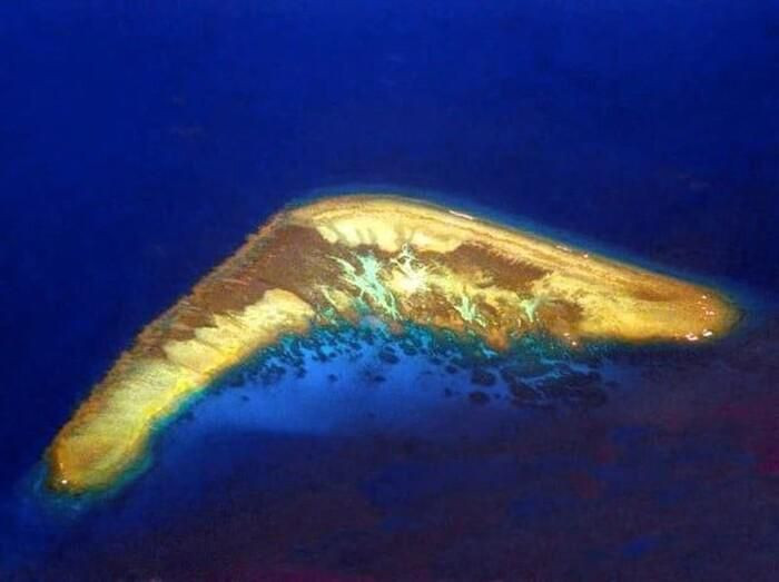 7. Đảo Boomerang, quần đảo Trường Sa, Việt Nam. Đại diện đầu tiên của Việt Nam là một hòn đảo có hình dáng như dụng cụ boomerang, thuộc quần đảo Trường Sa. Quần đảo này cũng khá đặc biệt, khi có hơn 750 rạn san hô, các đảo nhỏ, đảo san hô, cồn cát...