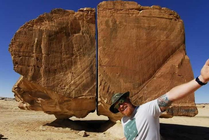 1. Al Naslaa Rock Formation, Ả Rập Saudi. Sự hình thành của tảng đá Al Naslaa đánh đố cả những du khách dày dạn kinh nghiệm. Tảng đá khổng lồ này vừa hầu như không có điểm tiếp xúc với mặt đất vừa có một vết nứt thẳng tắp giữa thân, như được tạo ra bởi tia laser. Và không ai biết điều gì đã thực sự xảy ra ở công trình kỳ bí này.