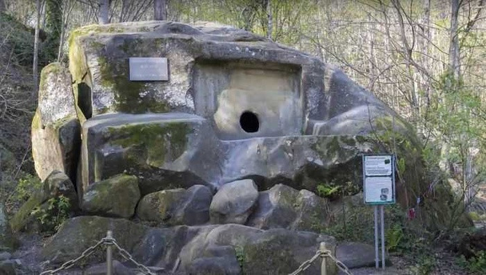 4. Volkonsky dolmen, Nga. Dolmen Volkonsky là công trình nổi tiếng, nằm ở vùng núi Sochi đã vài nghìn năm tuổi. Các nhà khoa học và mọi người vẫn tranh cãi mục đích của vật thể này là gì. Một số người cho rằng đây là vật phẩm để phục vụ mục đích sùng bái. Trong khi những người khác cho rằng đây có thể là các ngôi mộ đá. Tuy nhiên, câu hỏi lớn nhất được đặt ra là người cổ đại dùng cách nào và dùng công cụ gì để đào được một căn phòng rộng rãi trong tảng đá khổng lồ.