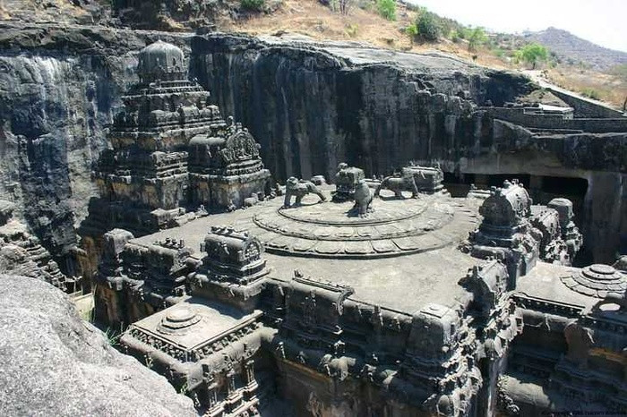 5. Ellora, Ấn Độ. Ngôi đền Kailasa tại Ellora Caves là một trong những công trình bí ẩn và lớn nhất hành tinh, được tạc hoàn toàn bằng đá nguyên khối. Các nhà khảo cổ học hiện đại chưa thể đưa ra những lời giải thích tại sao có công trình kiến trúc độc đáo như vậy.