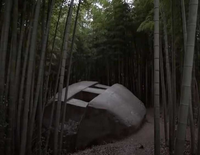 7. Masuda no iwafune, Nhật Bản. Ở các vùng khác nhau của vùng Asuka ở Nhật Bản, có những tảng đá chạm khắc đặc biệt với các lỗ vuông lớn ở trên thân, được những cư dân cổ đại của Nhật Bản tạo ra. Mục đích sử dụng của Masuda no iwafune vẫn là một ẩn số.