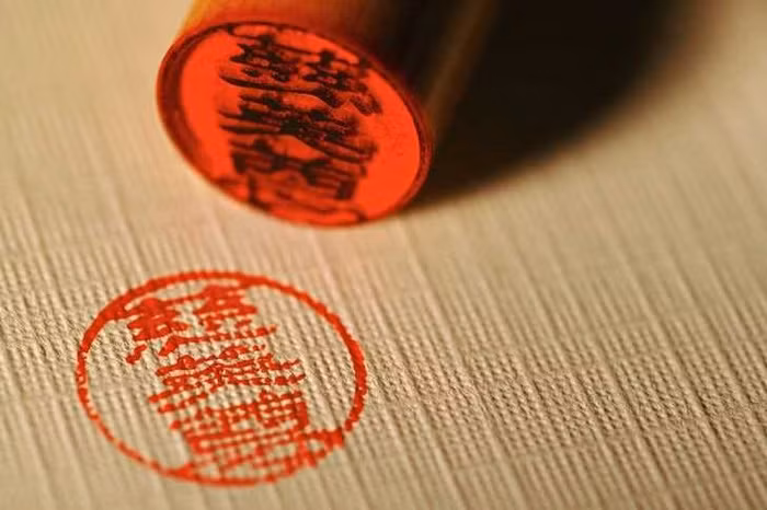 Người Nhật không ký giấy tờ. Họ sử dụng inkan (một con dấu cá nhân) để thay thế.