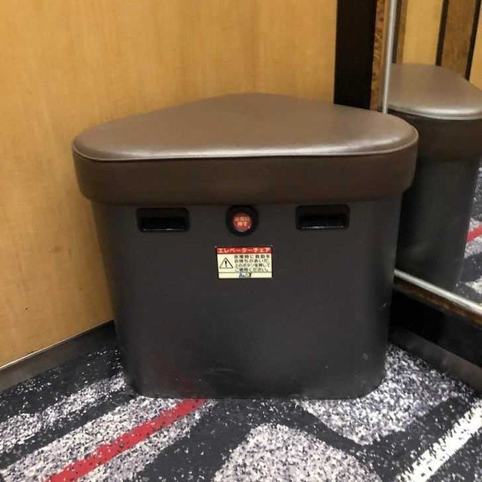 Tất cả các thang máy tại khách sạn ở Nhật Bản đều có vật dụng này.