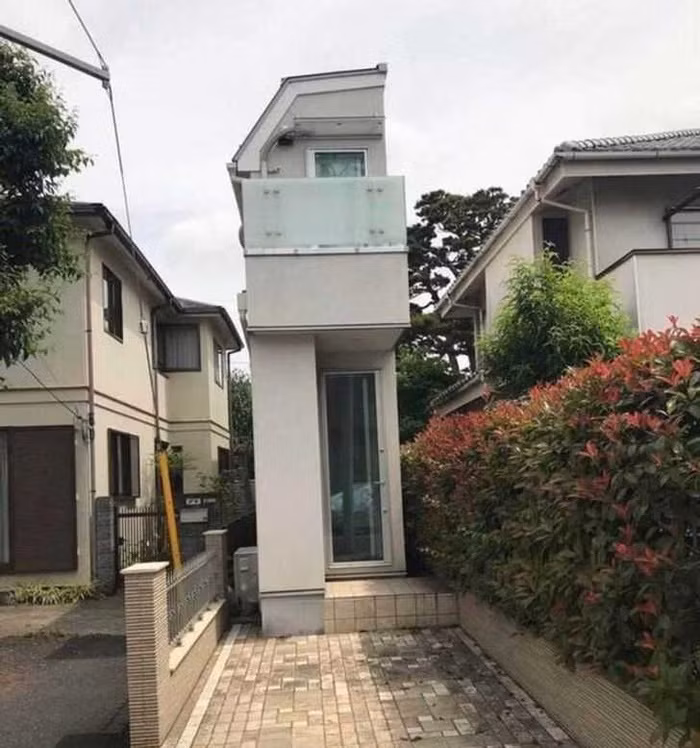 Ở Tokyo, nhà ở chật chội. Vì vậy, họ xây những ngôi nhà mỏng, hẹp và cao.