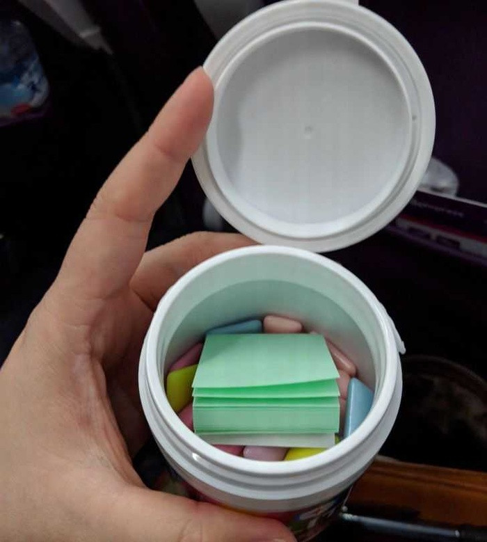 Hộp kẹo cao su tôi ở Nhật có kèm theo một xấp giấy giúp mọi người dễ dàng vứt keo cao su đi.