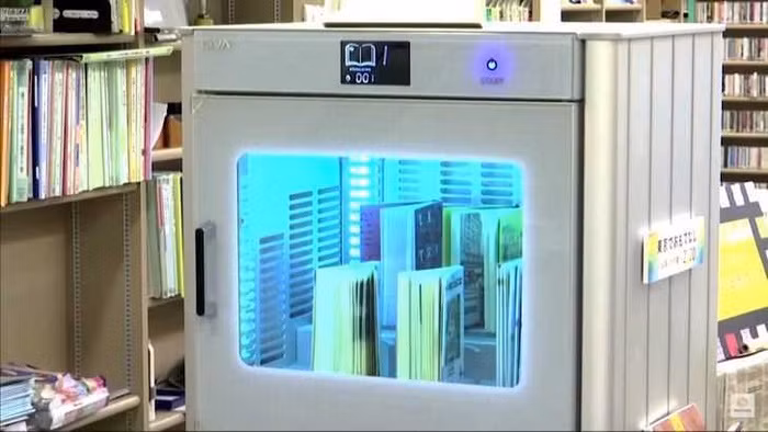 Có một thiết bị trong thư viện có thể khử trùng sách trong 30 giây.