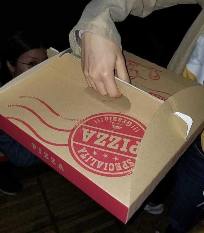 Hộp bánh pizza ở Nhật Bản này có một tay cầm ở giữa để giữ cho bánh pizza phẳng.