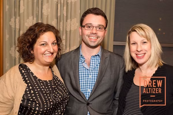 Nissa Anklesaria, Phó chủ tịch Truyền thông Doanh nghiệp (ngoài cùng bên trái) là một trong những cộng sự thân thiết của Giám đốc Vận hành Sheryl Sandberg. Anklesaria thường phát ngôn về thương mại và quảng cáo. Tuy nhiên, sự thay đổi trong cách thu thập dữ liệu của ứng dụng bên thứ 3 trên iOS khiến doanh thu quảng cáo được quan tâm. Do đó, Anklesaria xuất hiện nhiều hơn nhằm trấn an giới quảng cáo trên Facebook. Ảnh: Drew Altizer.