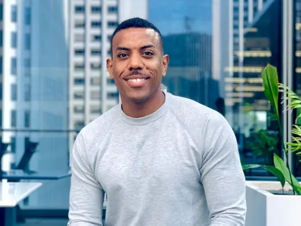 Sarah O'Brien, Phó chủ tịch Truyền thông Lãnh đạo đóng vai trò quan trọng trong chiến lược biến Zuckerberg từ gương mặt của tranh cãi thành một "người đổi mới", khi sử dụng tài khoản cá nhân để giới thiệu các công nghệ mới. Trong khi đó, Joe Osborne, Giám đốc Chiến lược Phản hồi Truyền thông (ảnh) là phát ngôn viên của Facebook, trả lời câu hỏi từ giới truyền thông xoay quanh những vấn đề như tin giả. Osborne cũng trao đổi với các nhà quảng cáo và nhà đầu tư nhằm giảm lo ngại về tình hình tài chính công ty. Ảnh: LinkedIn.