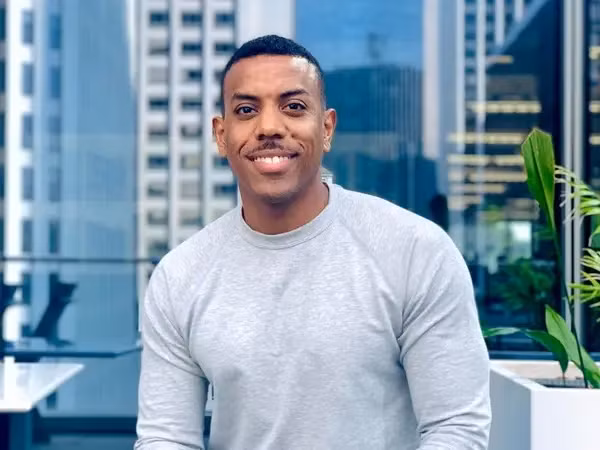 Sarah O'Brien, Phó chủ tịch Truyền thông Lãnh đạo đóng vai trò quan trọng trong chiến lược biến Zuckerberg từ gương mặt của tranh cãi thành một "người đổi mới", khi sử dụng tài khoản cá nhân để giới thiệu các công nghệ mới. Trong khi đó, Joe Osborne, Giám đốc Chiến lược Phản hồi Truyền thông (ảnh) là phát ngôn viên của Facebook, trả lời câu hỏi từ giới truyền thông xoay quanh những vấn đề như tin giả. Osborne cũng trao đổi với các nhà quảng cáo và nhà đầu tư nhằm giảm lo ngại về tình hình tài chính công ty. Ảnh: LinkedIn.