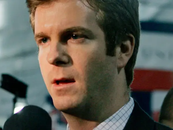 Tucker Bounds, Phó chủ tịch Truyền thông là nhân vật chủ chốt đứng sau đội ngũ “chiến lược phản hồi truyền thông” của Facebook, gồm các chuyên gia PR, truyền thông và chính sách, bên cạnh nhân viên pháp lý và marketing nhằm đưa ra phản hồi nhanh chóng cho các câu hỏi của giới truyền thông và nhà lập pháp. Thời gian gần đây, Bounds vướng bê bối khi một nhân viên cũ tố cáo thái độ hời hợt của ông trước vấn đề tin giả trên Facebook. Ảnh: AP.