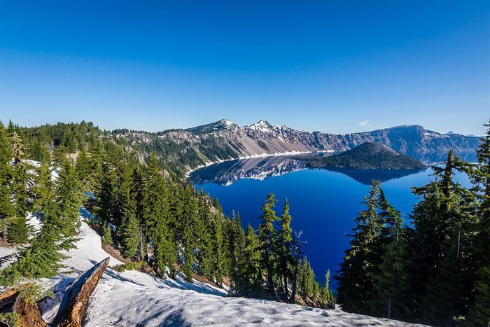 7. Hồ Crater, Oregon. Hồ Crater là hồ sâu nhất ở nước Mỹ với độ cao khoảng 592 mét. Nhưng điều thú vị của cái hồ này là nó được cung cấp nước hoàn toàn từ tuyết và mưa. Hình thành cách đây gần 8.000 năm khi một ngọn núi lửa phun trào và sụp đổ khiến hòn đảo nhỏ bên dưới bị phá hủy thành một tàn tích thiên nhiên hiện vẫn chưa có lời giải đáp.