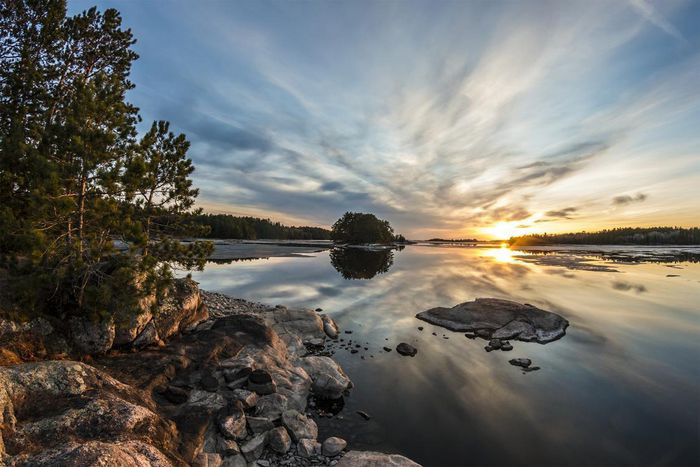5. Hồ Kabetogama, Minnesota. Hồ nước rộng 25.000 mẫu Anh với hơn 200 hòn đảo và 100 dặm bờ biển êm đềm rợp mát bóng cây. Đây là một trong những hồ đáng chú ý nhất ở Công viên Quốc gia Voyageurs và được thành lập vào năm 1975 để bảo tồn một phần vùng nước nguyên sơ của nơi này và bảo tồn khung cảnh rừng rậm của bang.