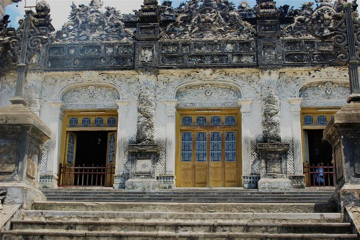 Cung Thiên Định nằm cao nhất gồm 5 phần liền nhau: Tả, Hữu Trực phòng hai bên, điện Khải Thành, Bửu Tán ở chính giữa.