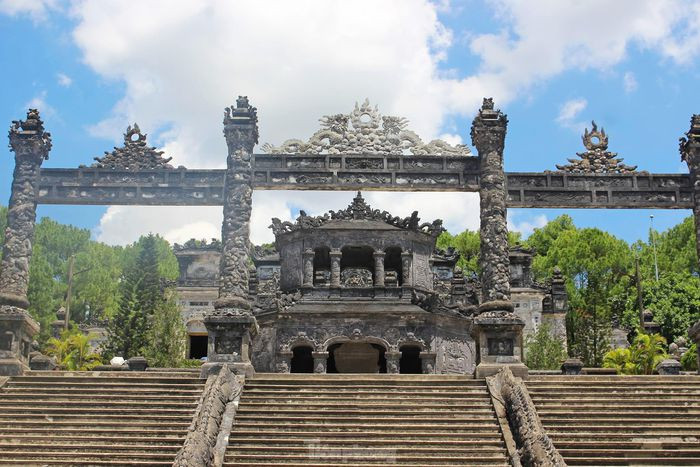 Cổng Tam Quan nổi bật với lối kiến trúc uy nghiêm. Các trụ cổng được đắp tượng rồng rất lớn.