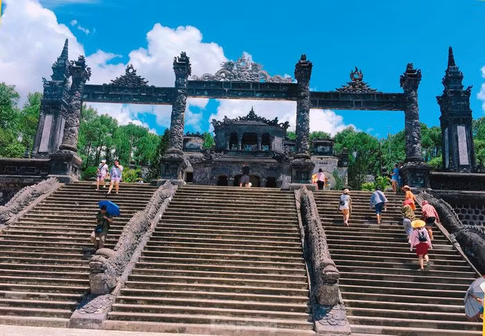 Tổng thể lăng Khải Định là một khối nổi hình chữ nhật, gồm 127 bậc thang, trong đó qua 37 bậc đầu tiên là cổng Tam Quan, 29 bậc tiếp theo dẫn đến Nghi Môn và sân Bái Đính, trên cao là hai tầng sân, mỗi tầng cách nhau 13 bậc, cung Thiên Định nằm ở vị trí cao nhất.