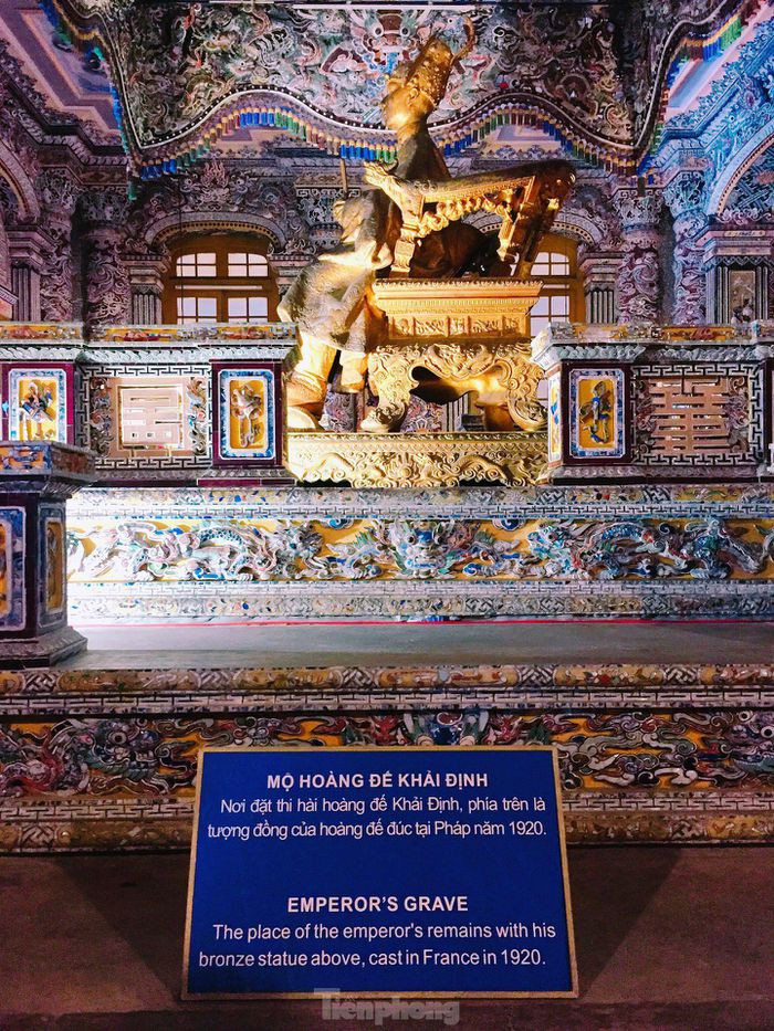 Toàn bộ nội thất trong cung đều được trang trí bằng những phù điêu ghép từ sành, sứ, thủy tinh rất tinh xảo, thể hiện sự sáng tạo đỉnh cao của các nghệ nhân.