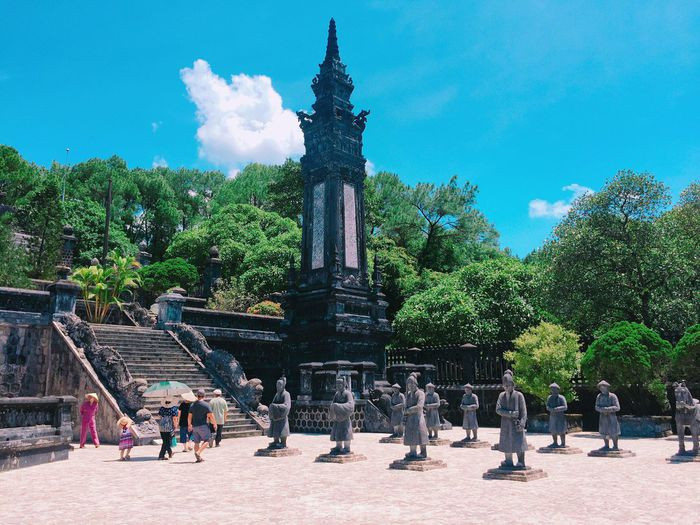 Trên sân có hai dãy tả - hữu tòng tự.