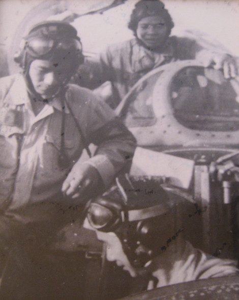 Phi công - dẫn đường Thân Xuân Hạnh (người ngồi dưới, quay mặt) cùng phi công điều khiển máy bay Nguyễn Văn Trừ (ngồi trên khoang lái) và xạ thủ - vô tuyến điện Ngô Văn Trung.