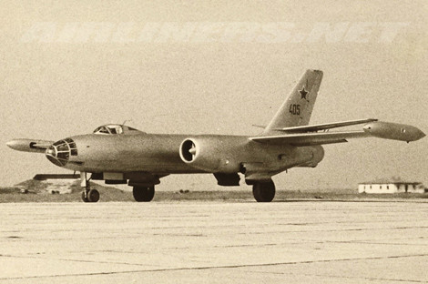 Máy bay ném bom Il-28 chứa được tối đa 3 tấn bom, trang bị tháp pháo đuôi 2 nòng 23mm.