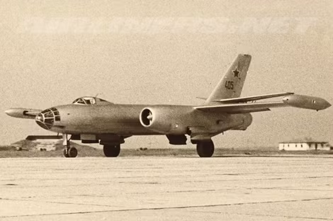 Máy bay ném bom Il-28 chứa được tối đa 3 tấn bom, trang bị tháp pháo đuôi 2 nòng 23mm.