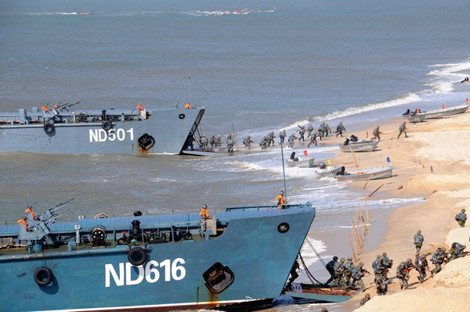 Trung Quốc tập trận đổ bộ đánh chiếm bờ biển.